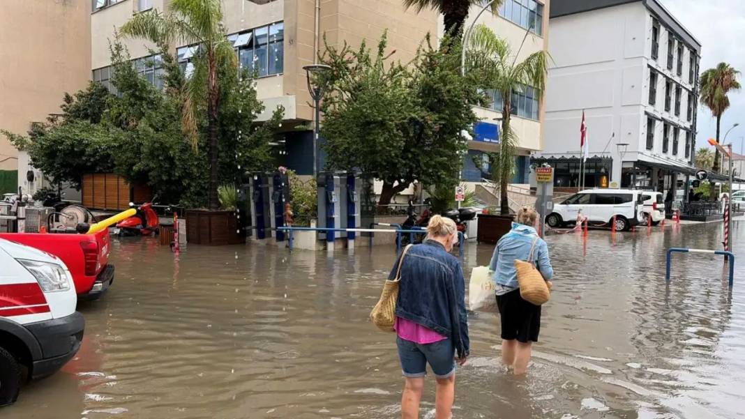 Muğla’yı Sağanak Felç Etti! Vatandaşlar Fethiye Sokaklarında Botla Gezdi 1